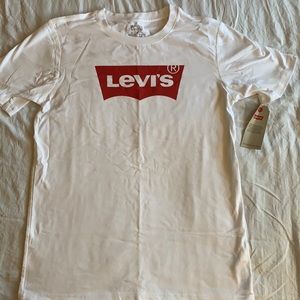 Boys LEVI white tshirt NWT size XL
D